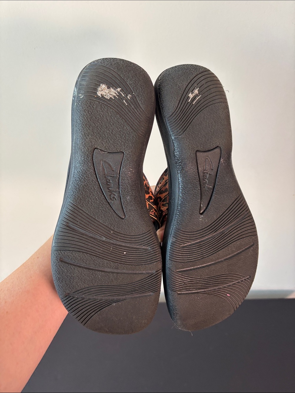 Clarks Black Footbed Thong Sandals with Leopard-Pattern Straps - Picture 3 of 6